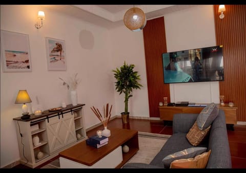 Free Netflix-Wifi-Playstation4 avec jeux-Machine a Laver-Canal SAT all AT POA luxury home Copropriété in Douala