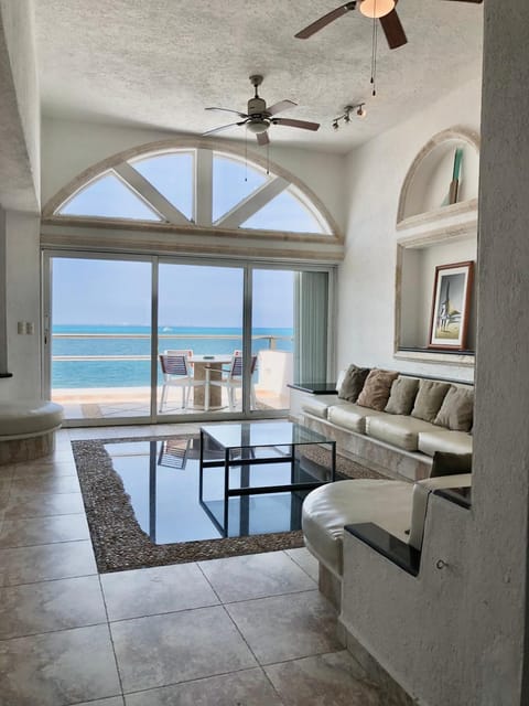 4BR Beachfront Beautiful House by Solmar Rentals Casa in Cancun