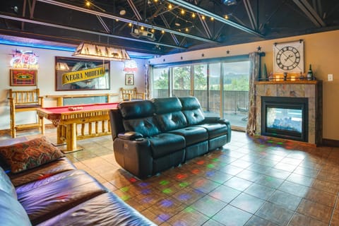 Epic Stateline Vacation Rental with Hot Tub and Views! Condominio in Stateline