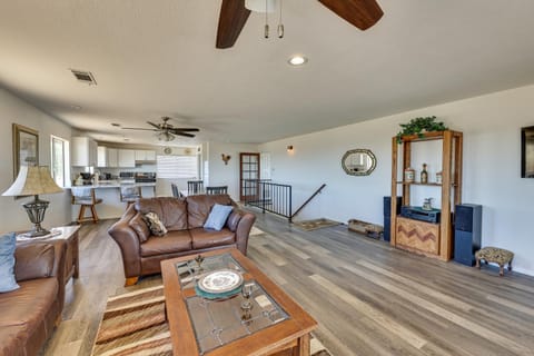 Spacious Perris Rental Home about 7 Mi to Canyon Lake! Maison in Lake Elsinore