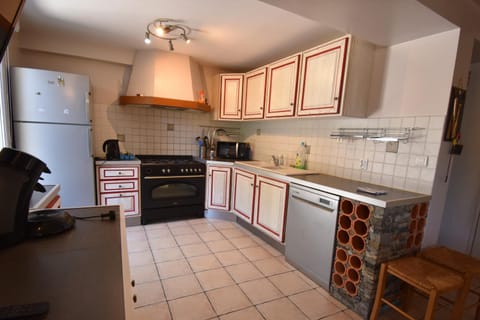 Kitchen or kitchenette, Dining area, dishwasher, minibar, pet friendly, stove, toaster