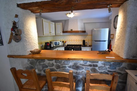 Kitchen or kitchenette, Dining area, minibar, pet friendly, stove, toaster