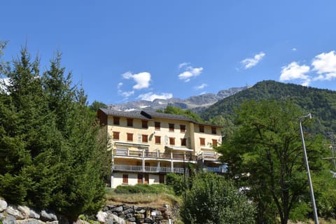 Property building, Nearby landmark, Spring, Day, Natural landscape, Mountain view