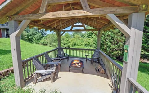 Birds Eye Cabin - Sunset & Starry Retreat Pet Friendly w Private HotTub, Fire Pit and Game Room House in East Ellijay