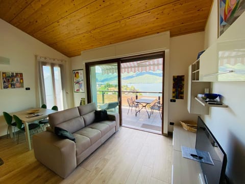 Balcony/Terrace, Seating area, Lake view