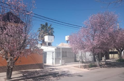 Sr Turista lo Invitamos a Vivir Luján Aproveche Casa Económica de Alquiler Temporario una Habitacion, Cocina Comedor con TV, Estacionamiento compartido House in Luján de Cuyo