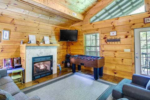 Sevierville Cabin with Hot Tub and Outdoor Amenities! Casa in Sevierville