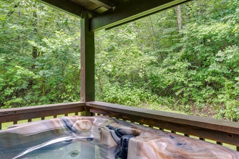 Sevierville Cabin with Hot Tub and Outdoor Amenities! Casa in Sevierville