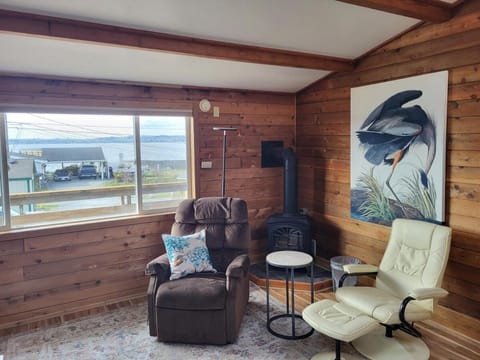 1200 Sq Ft 2 Level Apt With Fireplace And View Of Bay Condo in Birch Bay