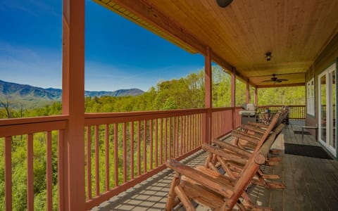 Beartastic Mountain View Lodge Villa in Gatlinburg