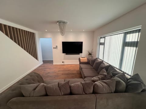 Modern 4 bedroom entire house 8 Sleep Appartement in Basildon