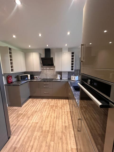 Modern 4 bedroom entire house 8 Sleep Appartement in Basildon