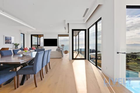 Bayview Luxe Entertainer Pool & World Class View House in Melbourne