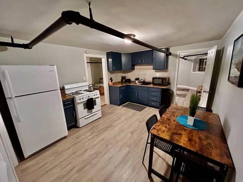 Kitchen or kitchenette, Dining area, minibar, pet friendly, toaster