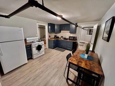 Kitchen or kitchenette, Dining area, minibar, pet friendly, stove, toaster