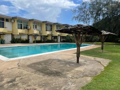 Kingston Tropical Retreat with mega Pool Condominio in Kingston
