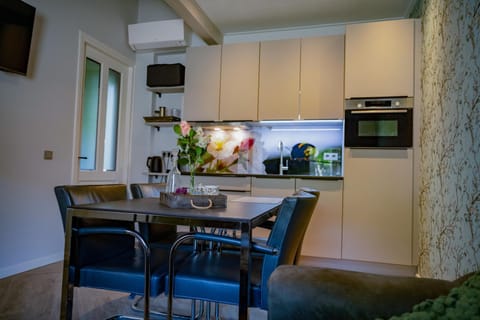 Dining area, dishwasher, minibar, pet friendly, stove, toaster, kitchen, air conditioner