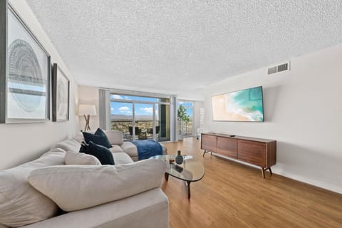 TV and multimedia, View (from property/room), Living room, Decorative detail, Seating area, City view, Mountain view, Street view, furniture, internet, internet, pet friendly, pet friendly, air conditioner