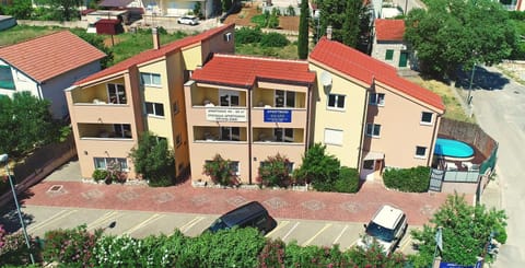 Facade/entrance, Bird's eye view