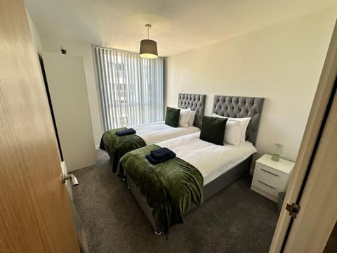 Cosy 2 Bed Apt Sleeps 4+Balcony Apartment in Salford