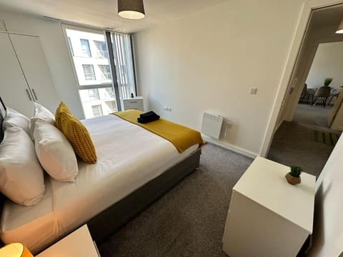 Cosy 2 Bed Apt Sleeps 4+Balcony Apartment in Salford