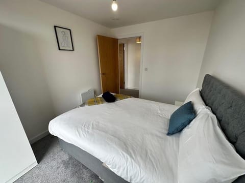 Lovely 2 Bed MCR Apt + Balcony Apartment in Salford