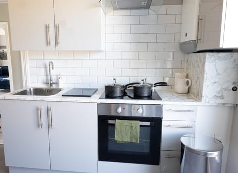 2 Bed Apartment by AV Stays Short Lets & Serviced Accommodation Sittingbourne Kent Condominio in Sittingbourne