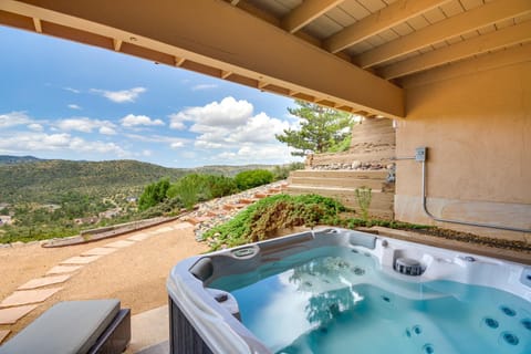 Luxury Prescott Retreat with Views about 7 Mi to Dtwn! Maison in Prescott Valley
