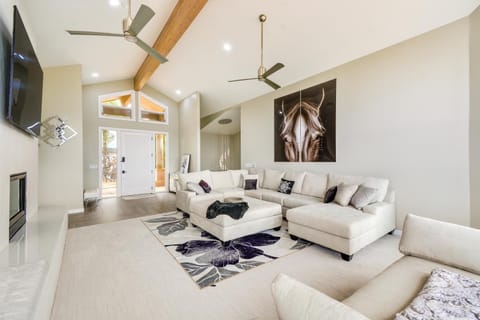 Luxury Prescott Retreat with Views about 7 Mi to Dtwn! Haus in Prescott Valley