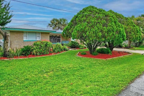 Palm Paradise Waterfront Home - Flagler Beach - Dock - Pet Friendly - Close To The Beach Haus in Flagler Beach