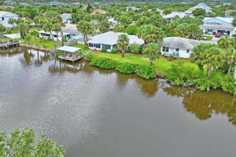 Palm Paradise Waterfront Home - Flagler Beach - Dock - Pet Friendly - Close To The Beach House in Flagler Beach