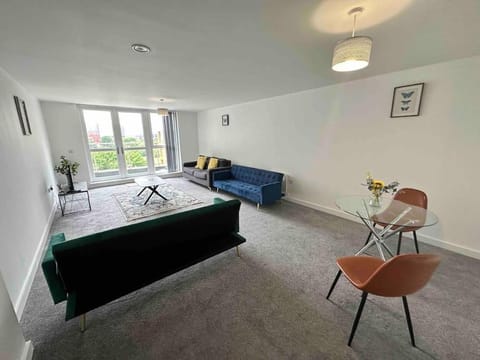 XL 2 Bed Central MCR Apt Sleeps 7 Apartment in Salford