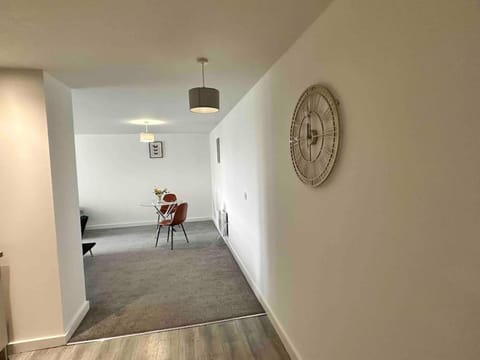 XL 2 Bed Central MCR Apt Sleeps 7 Apartment in Salford