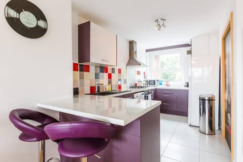 Colourful & Bright 2 Double Bedroom Flat Islington Apartment in London Borough of Islington