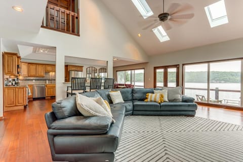Lakefront Osage Beach Rental with Private Hot Tub! Casa in Lake of the Ozarks