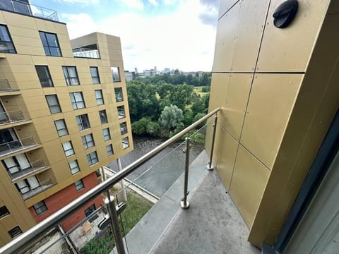 Super MCR 1 Bed Apt + Balcony Apartment in Salford