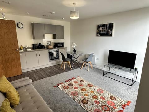 Super MCR 1 Bed Apt + Balcony Apartment in Salford