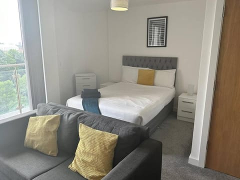 Fab, Spacious Studio+Balcony MCR Apartment in Salford