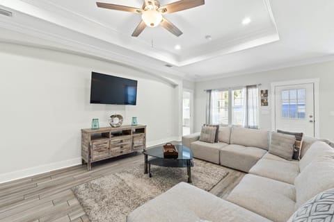 TV and multimedia, Living room, Decorative detail, Seating area, fireplace