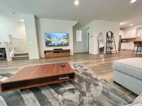 Modern Lux Home Near Disneyland And In The Heart Of OC! Maison in Santa Ana