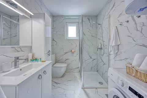 Shower, Toilet, Bathroom, towels, washing machine