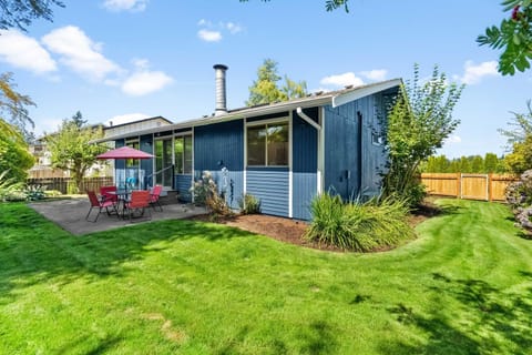 Cozy Tacoma Home with Patio, Walk to Beach! House in University Place