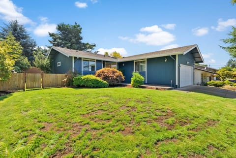 Cozy Tacoma Home with Patio, Walk to Beach! House in University Place