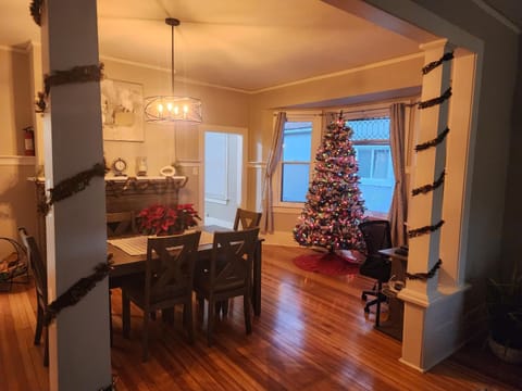 Dining area, fireplace