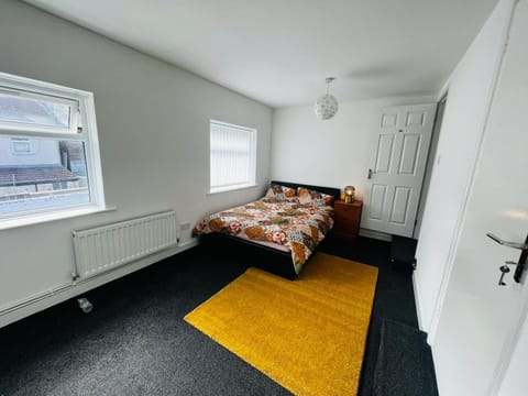 Liberty Inn 4 Bed 2 Bathroom sharing house for 12 people Apartment in Liverpool