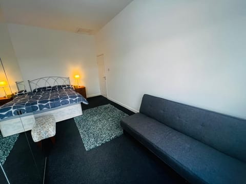 Liberty Inn 4 Bed 2 Bathroom sharing house for 12 people Apartment in Liverpool