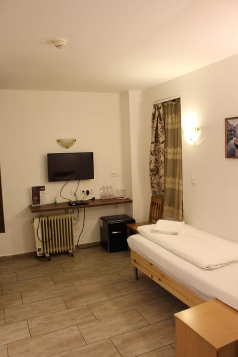 Bed, TV and multimedia, Bedroom