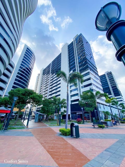 Lujoso Apartamento con Parqueo en Puerto Santa Ana Condo in Guayaquil
