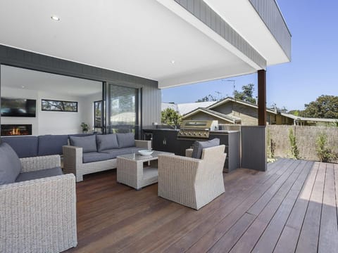 Pool and Spa - 300m walk to Beach House in Mornington