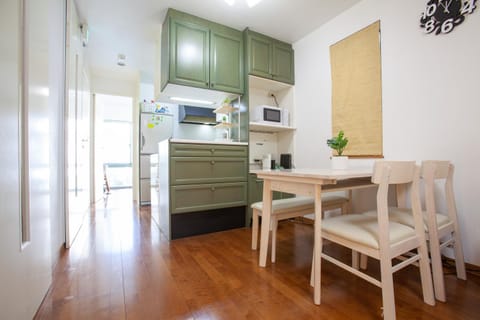 Kitchen or kitchenette, Dining area